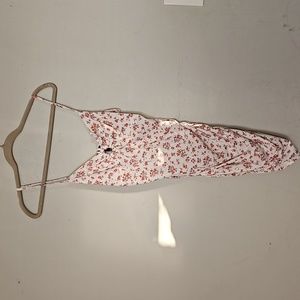 Cute rouche floral dress keyhole chest Windsor 😍